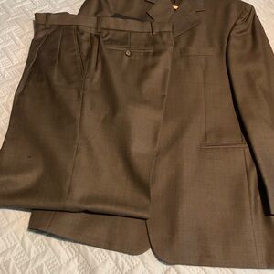 Dark brown 2pc Franco Rossi suit. 100% wool. Jacket 4 button. Slight snag pants